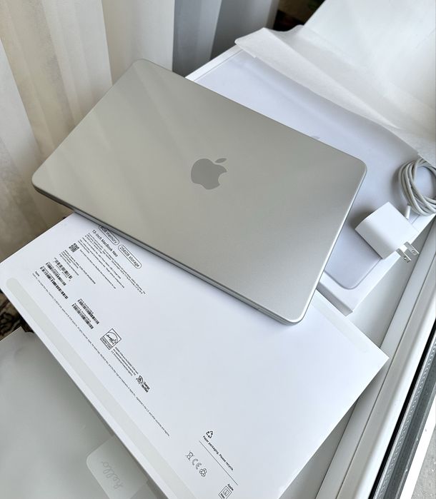 MacBook Neo Silver 8/256GB LLA