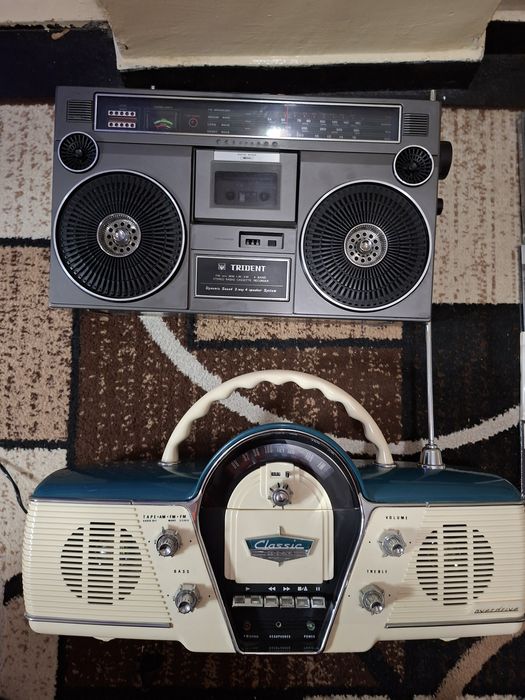 2 radiouri in stare perfecta de funcționare.