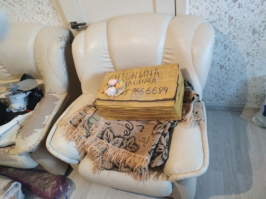 Срочно продам 2 дивана и 1 кресло