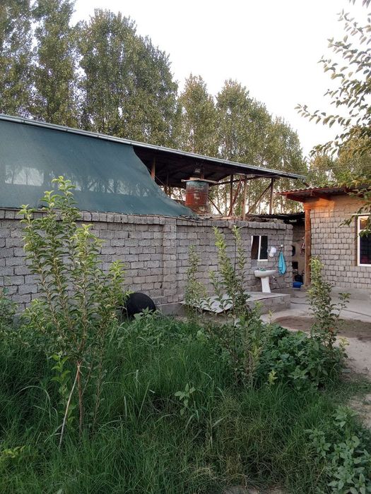 Uchastka hovli sotiladi