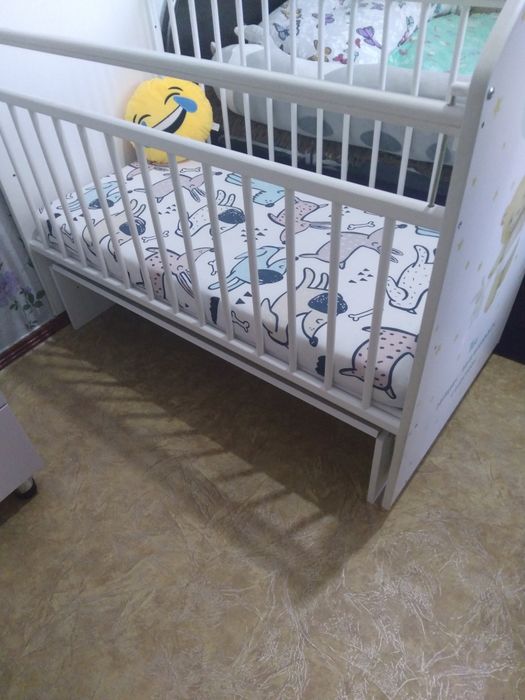 Детская кроватка с маятником