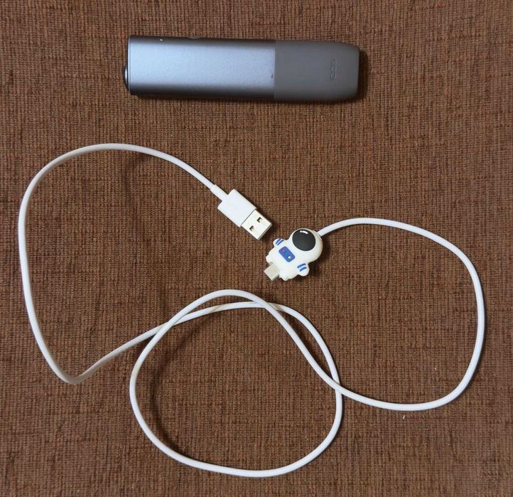 IQOS ILUMA ONE negru + cablu încărcare – stare bună