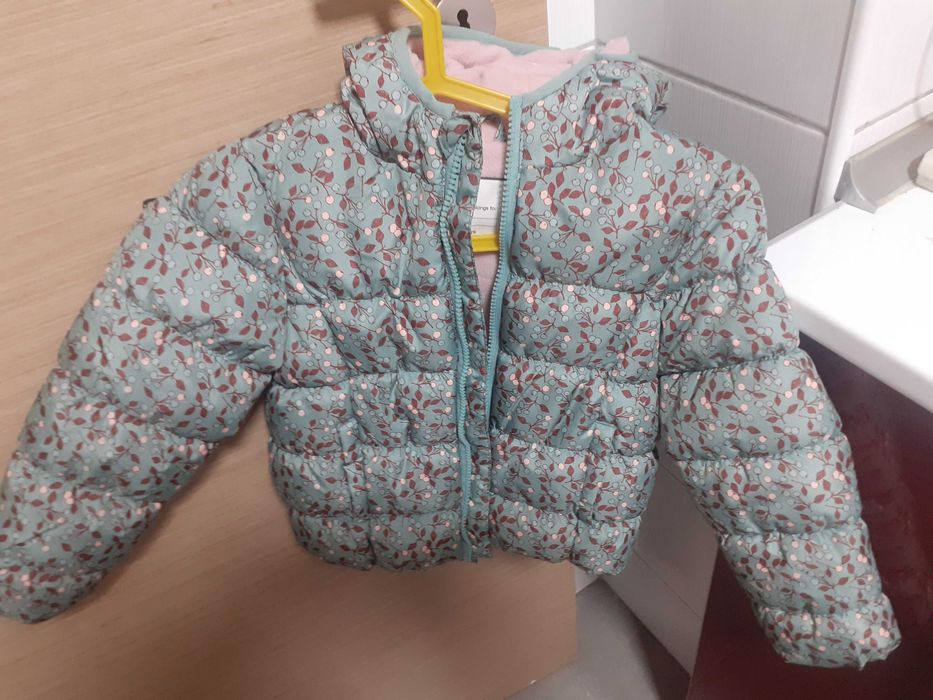 Vand geaca noua, fete 4-5 ani, cu gluga, doua modele diferite, 20 lei