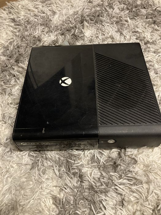 vand xbox 360 cu 3 controllere si 9 jocuri