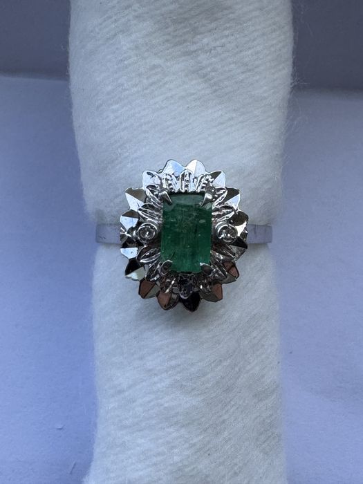 Inel aur alb 18k cu smarald și diamante laterale – mărimea 54