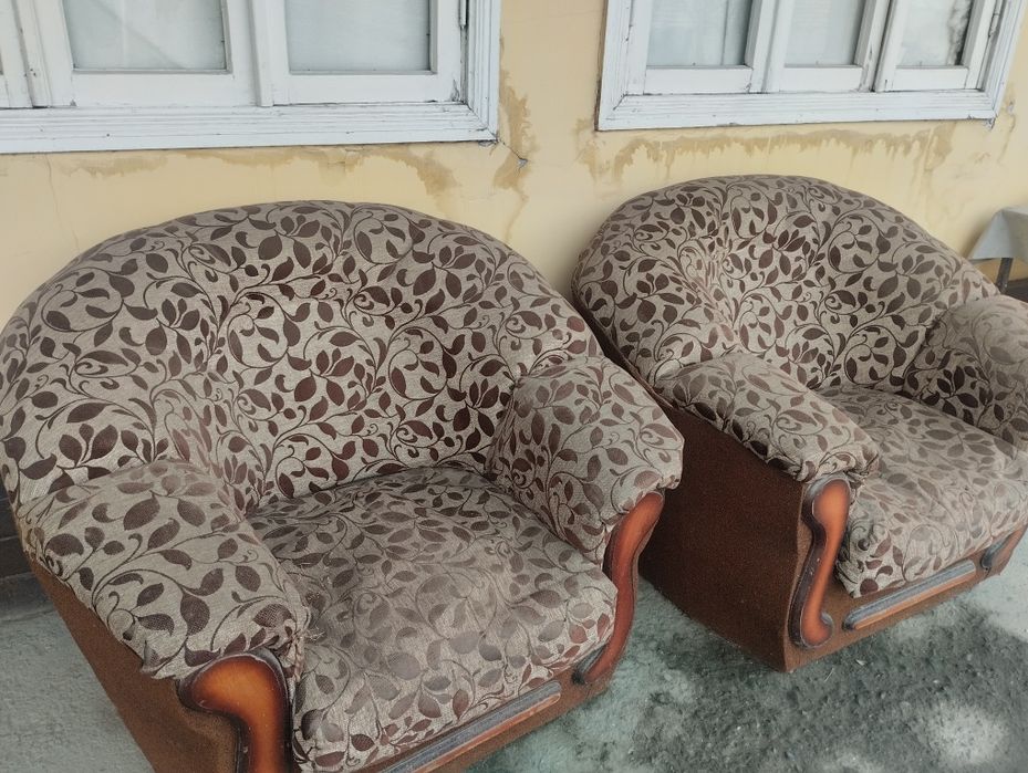 Yaxshi holatda saqlangan kreslo.