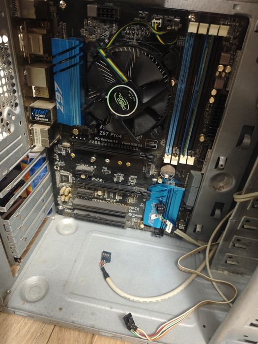 Unități pc gaming cpu Intel i7 9700k ryzen 7 1700x și ryzen 3 2200g 16gb