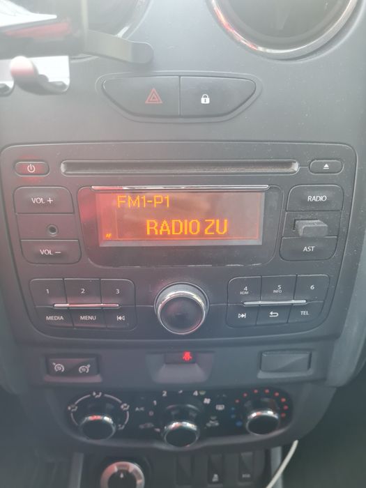 Vand Radio CD/Bluetooth Dacia Duster + rama dedicata