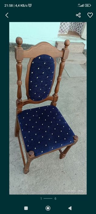 Стол с стульями.