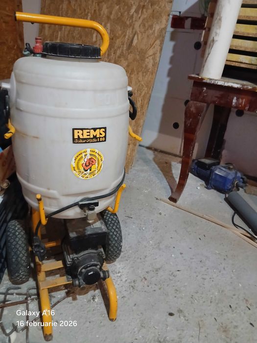 Se vinde pompa de spalat instalatii termice