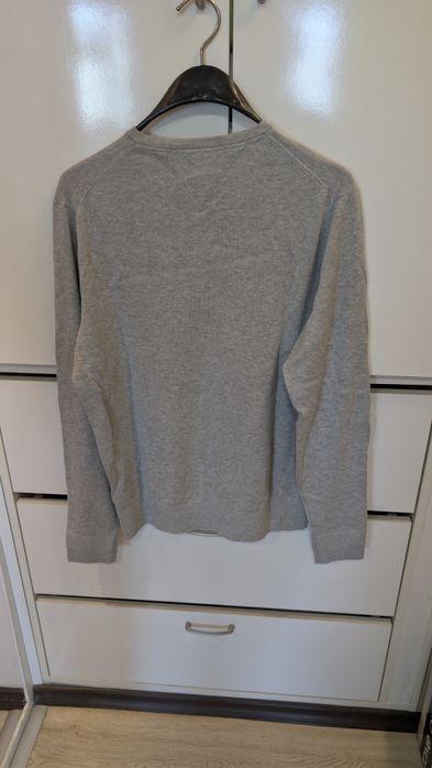 Сив,тънък мъжки пуловер.