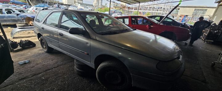 Balama capota motor stanga Renault Laguna prima generatie (facelift)