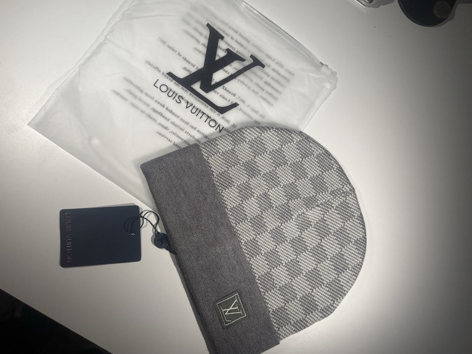 Луксозна шапка на LV