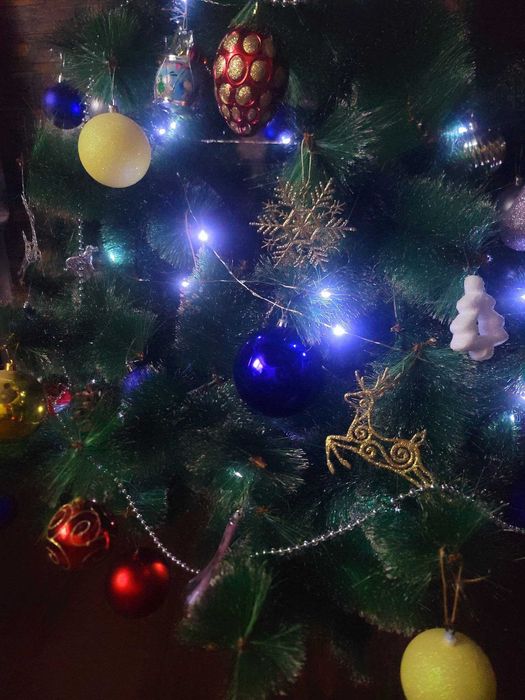 В новом состояние 2,5 метровая ёлка с игркшками и новой герляндой