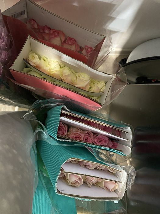 Тюльпаны, пионовидные пюльпаны и розы