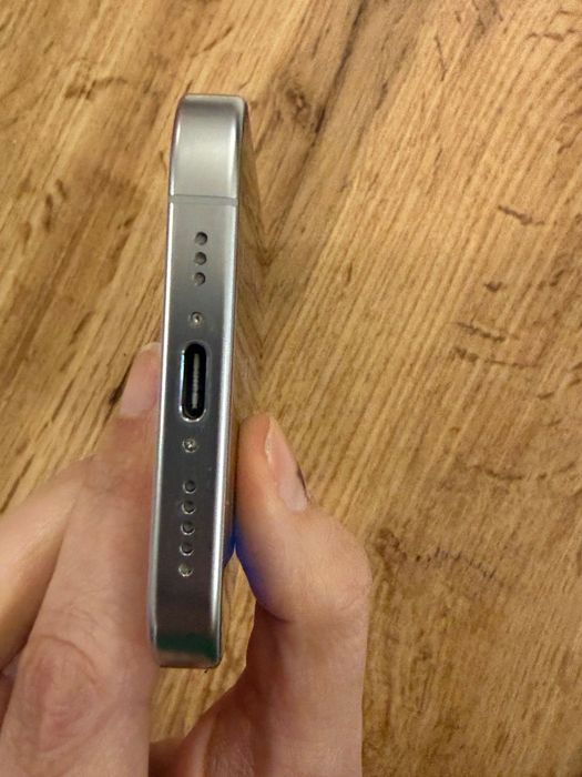 Коледен подарък iPhone 16 pro White 2 години гаранция