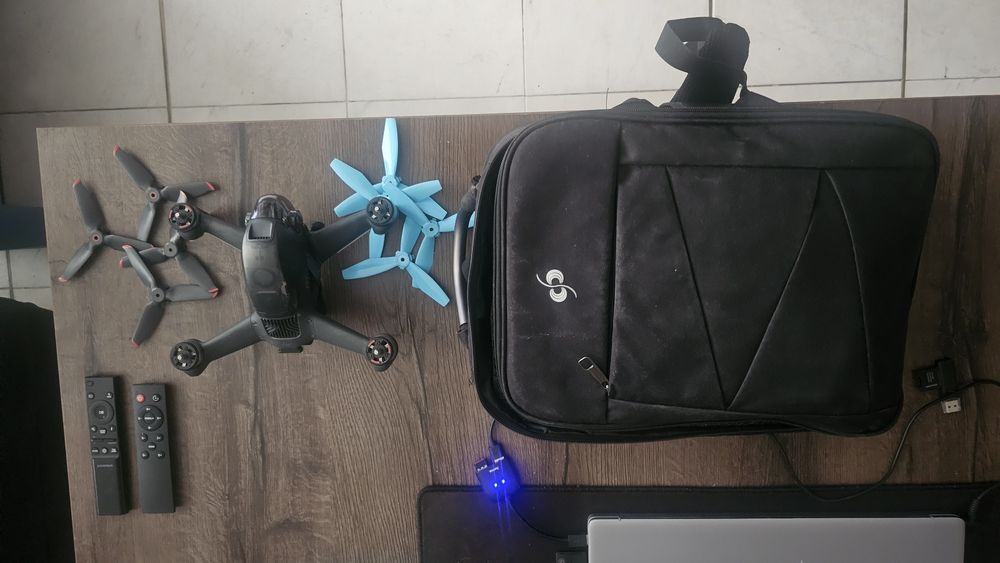 Продавам дрон DJI FPV