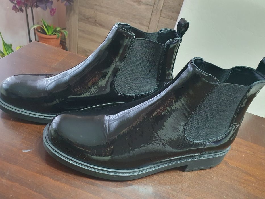 Продават се лачени боти