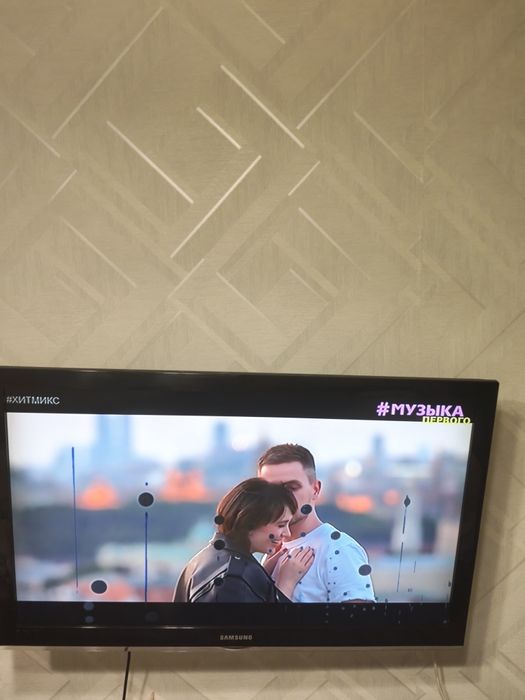 Телевизор Samsung с пультом оригинал.