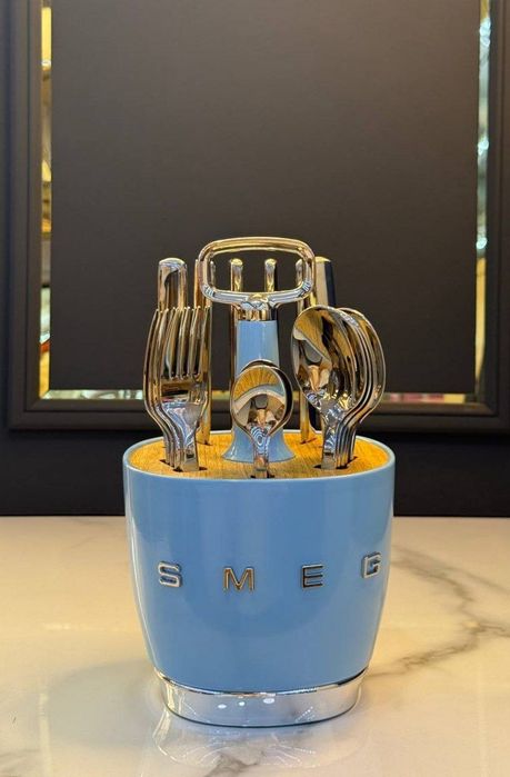 столовых приборов Smeg Style в держателе