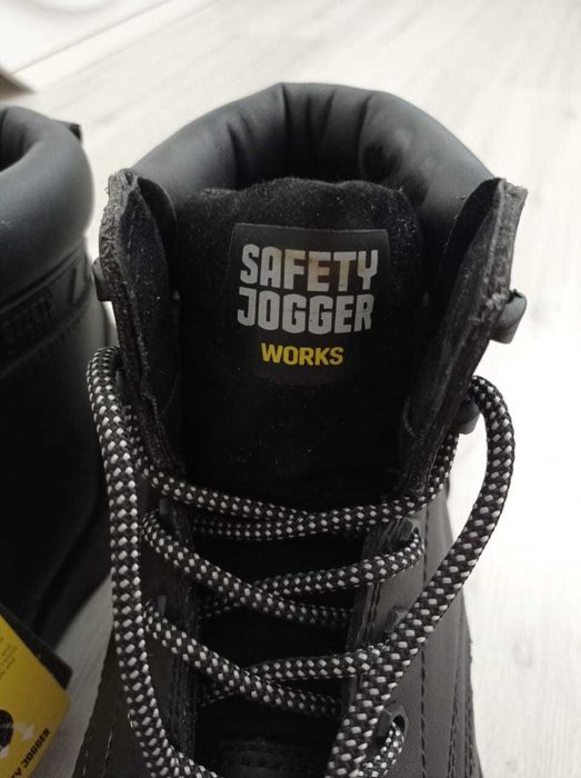 Продаю новую специальную ботинку