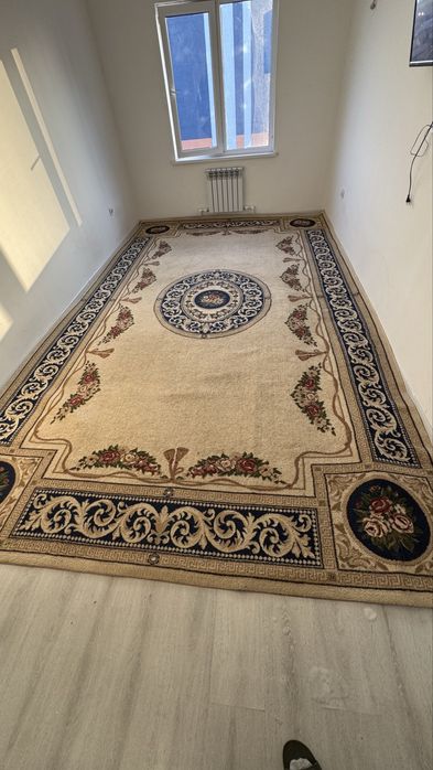 Продаеться большрй ковер