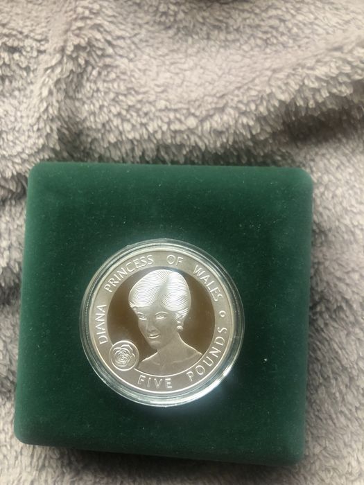 Монети на Принцеса Даяна и Английската Кралица