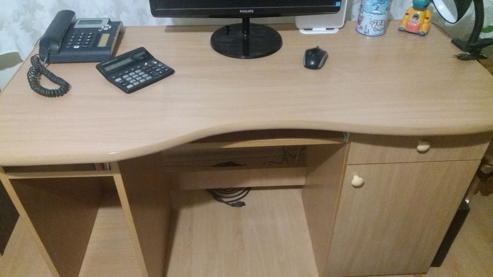Дървено бюро за компютър