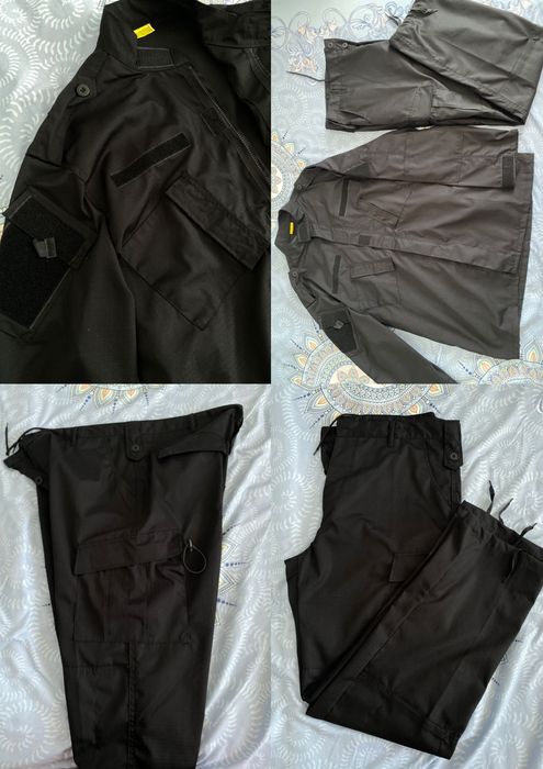 Uniformă tactică neagră, mărimea XXXL, cu buzunare multiple.