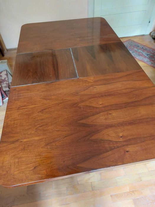 Masa extensibila -- 4 - 6 persoane si  4 scaune tapitate