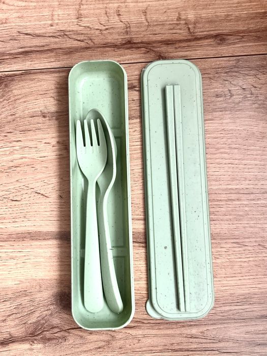 Небольшой набор посуды (пластик)