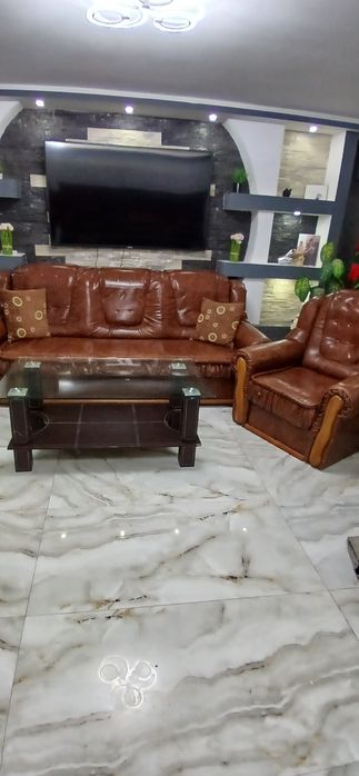 Canapea 1,fotoale 2 buc,1 masuta in stare buna