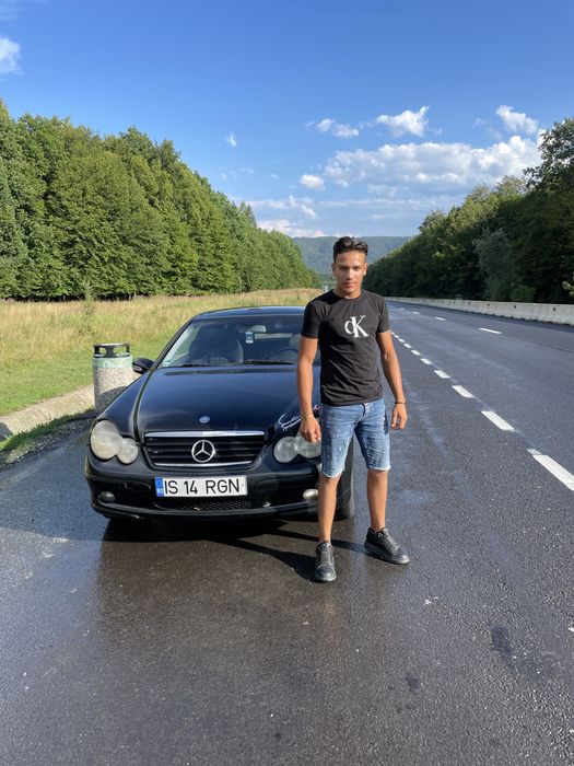 Vand garaj auto pe structura metalica ânvelit cu panouri sendviș