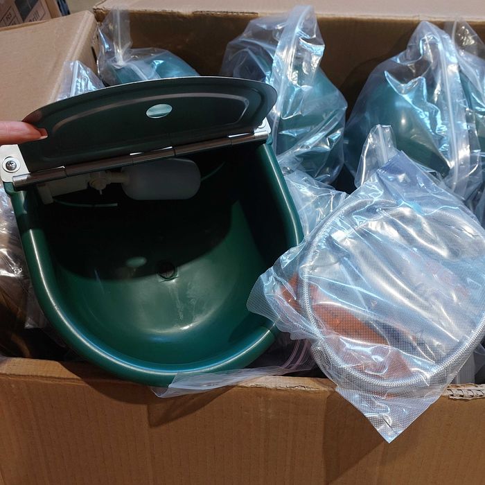 Автоматична поилка с купа от неръждаена стомана и обем от 2.5 литра