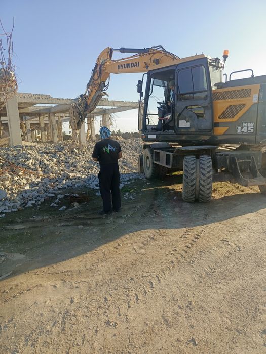 Ekskavator xizmati adboynik transha katlavan eski qurilishlarni buzish