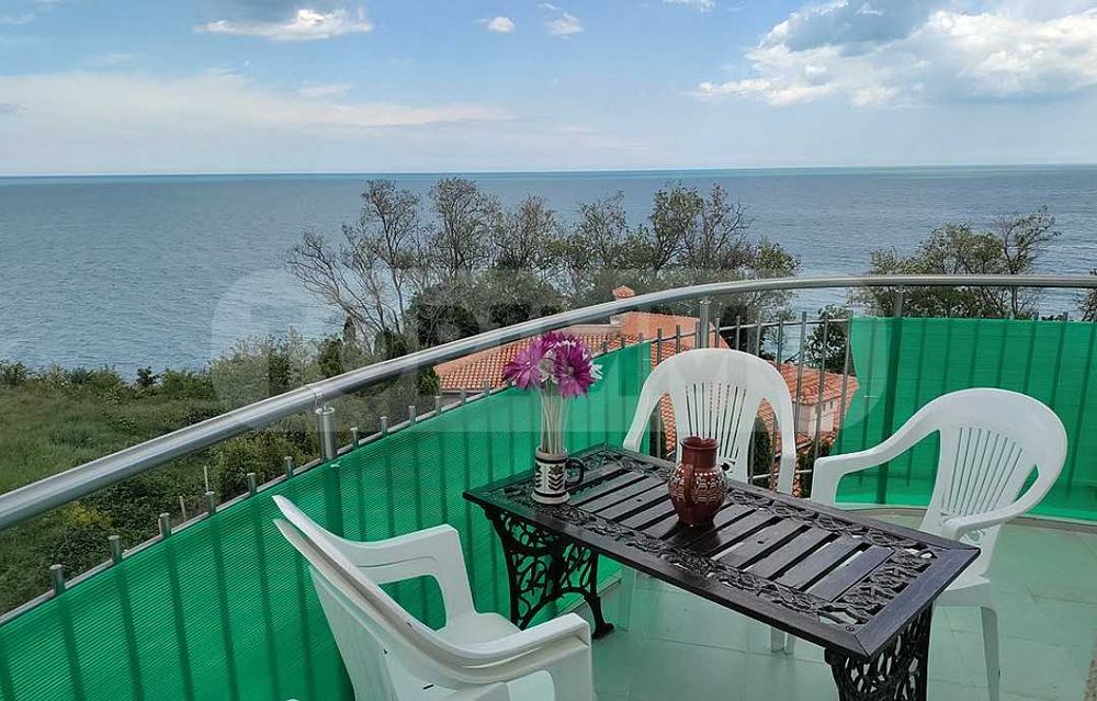 Двустаен апартамент с уникална морска гледка в град Бяла