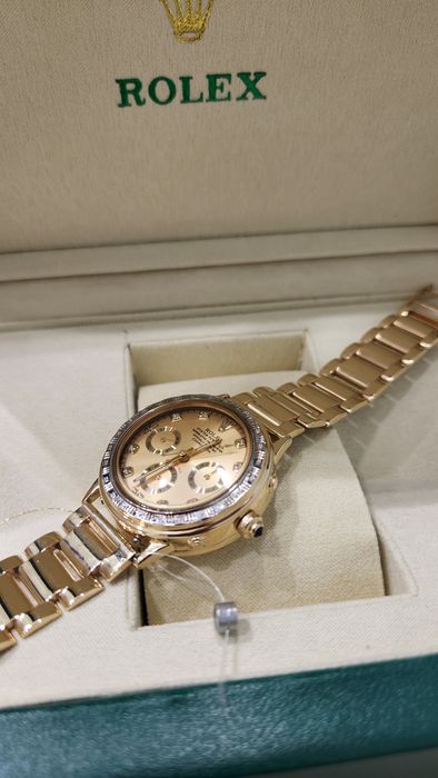 Женские золотые часы Rolex.