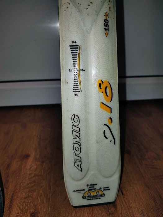 Vând schiuri Atomic