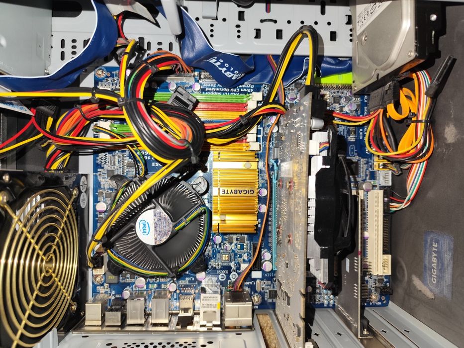 Компютър с монитор