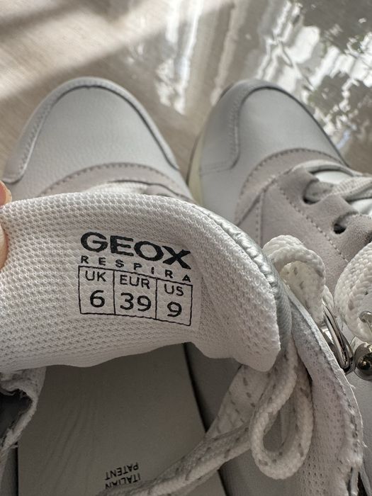 Кроссовки женские