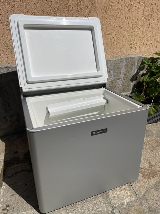 Хладилник Dometic на 12v , 220 и газ .