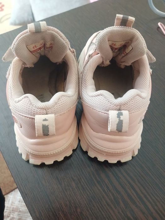 Отдам кросовочки на девочку