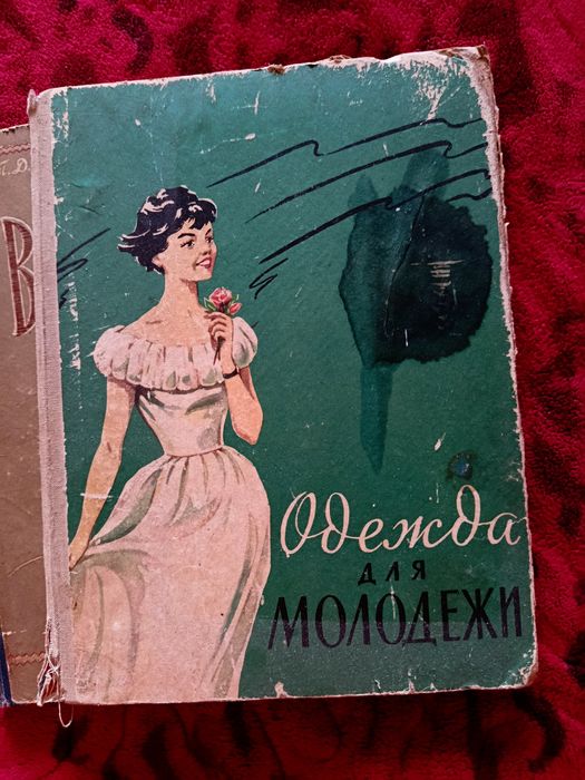 Продаю нитки мулине СССР и 2 книги