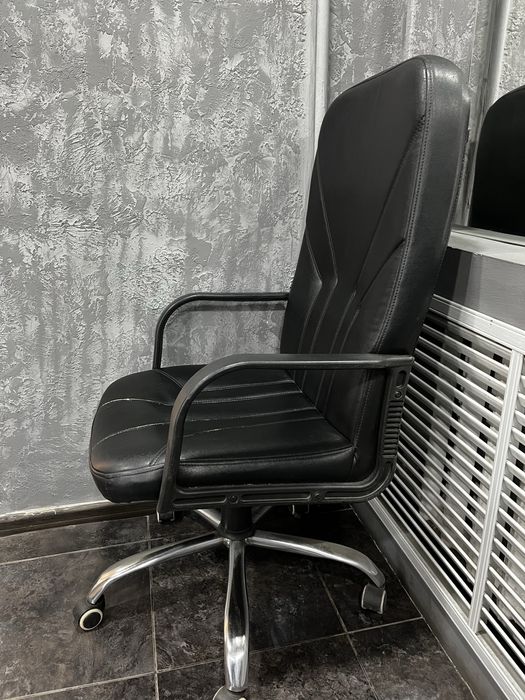 Офисный стул кожа