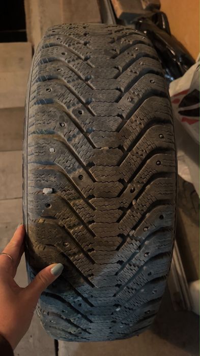 Продам зимние шины 235/60R18