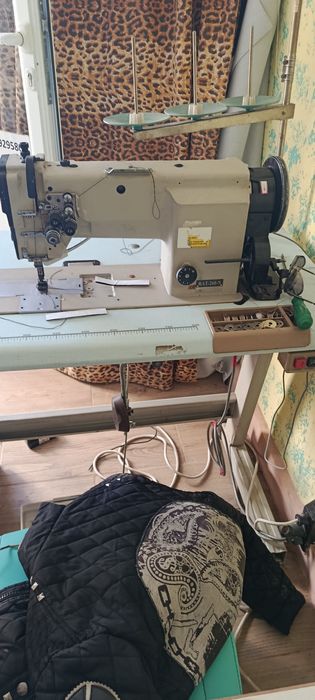 Двуиглова шевна машина