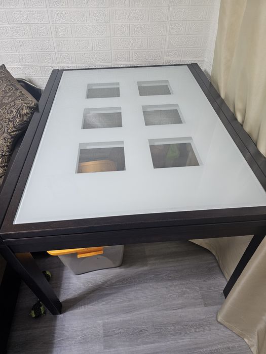 Стол из красного дерева