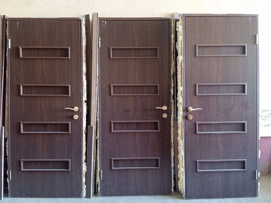 Eshik sotiladi kichkinasidan 4 ta. 1ta oynali .bita zalga mosidan bor