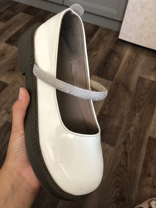 Продаются белые туфли