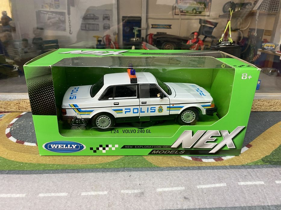 WELLY VOLVO 240 GL POLITIA SUEDIA machetă auto scara 1:24 (18cm)